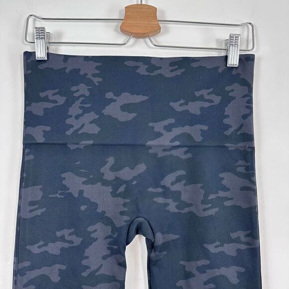 Spanx Look At Me Now Seamless Leggings in Camo Size L - Picture 3 of 8
